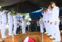 Pemkab Barito Utara (Barut), Kalteng, memberikan penghormatan terakhir kepada mendiang Ompie Herby, mantan wakil bupati periode 2013-2018, pada upacara pemakaman yang dilaksanakan di Pemakaman Umum KM 7, Muara Teweh, Minggu, 19 Januari 2025. Foto: Diskominfosandi Barut