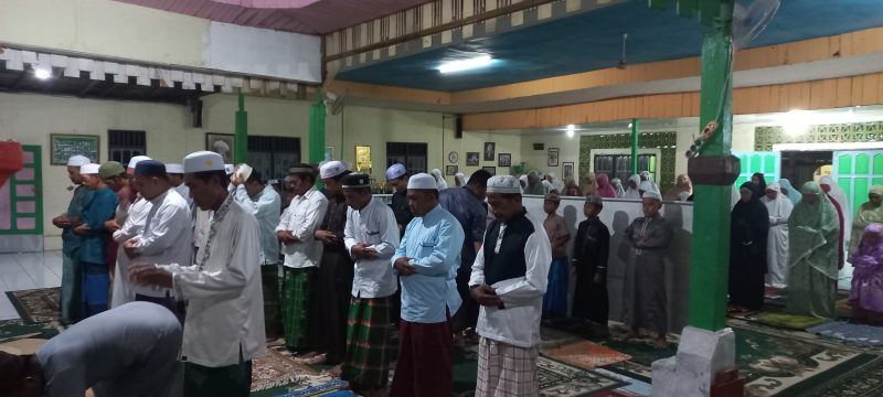 Puluhan pengungsi terdampak banjir di Desa Banua Raya dan Bati-Bati, Kecamatan Bati-Bati, Tanah Laut (Tala), Kalsel, melaksanakan salat Hajat dan doa bersama pada Minggu, 26 Januari 2025. Foto: Posko Pengungsian Ubudiyah Peduli untuk 1tulah.com