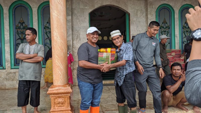 Wakil bupati terpilih Tanah Laut, Kalsel, H Muhammad Zazuli menyerahkan bantuan bahan pokok kepada warga terdampak banjir secara langsung di Posko Masjid Sirhatul Jannah Desa Kurau Utara, Kecamatan Bumi makmur. Foto: M Lutfi/1tulah.com
