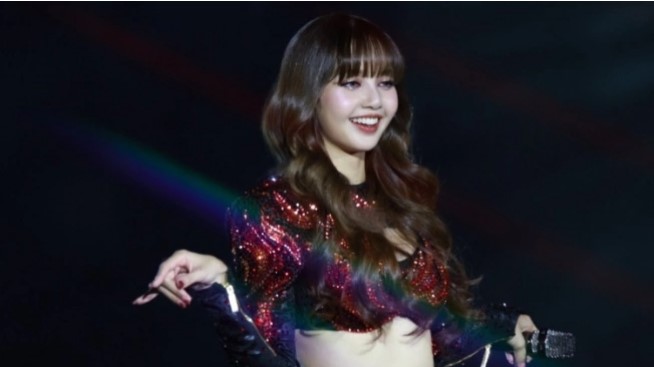 Lisa BLACKPINK di Perayaan Amazing Thailand Countdown 2025 (Soompi)