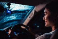 Seorang wanita mengendarai mobil. [Antara]