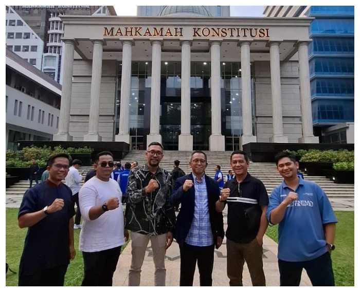 Tim Kuasa Hukum Gogo Helo foto bersama di Kantor MK usai menyerahkan permohonan, Jumat (3/1/2025). Foto.Randy 1tulah.com
