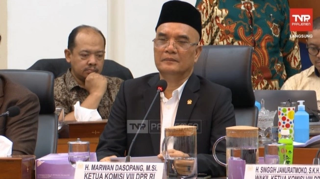 Ketua Komisi VIII DPR RI Marwan Dasopang dalam rapat kerja bersama Kemenag RI, di Komplek Parlemen, Senayan, Jakarta, Senin (6/1/2024).  (sumber: suara.com)

