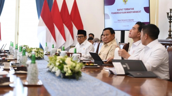 Presisen RI Prabowo Subianto mengumpulkan sejumlah menteri di Istana Kepresidenan Bogor. (sumber: iro Pers Sekretariat Presiden)