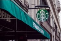 Ilustrasi Starbucks Foto oleh Dom J via Pexel