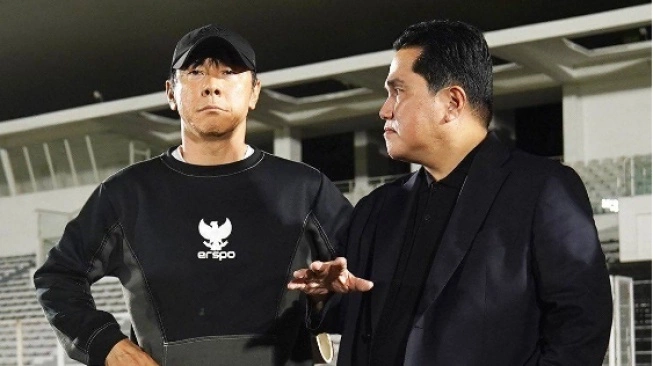 Ketua Umum PSSI, Erick Thohir akan membahas isu Shin Tae-yong bakal dipecat dari kursi pelatih Timnas Indonesia (sumber: suara.com)