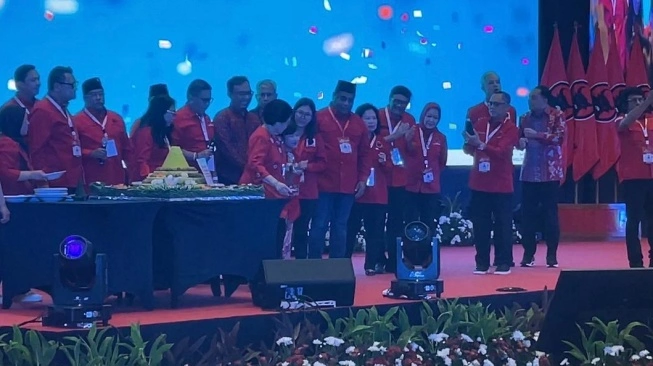 Ketum DPP PDIP Megawati Soekarnoputri merayakan ulang tahun ke-78 saat acara bimbingan teknis (Bimtek) anggota DPRD dari seluruh Indonesia di Jiexpo Kemayoran, Jakarta, Jumat (24/1/2025).  (sumber: suara.com)