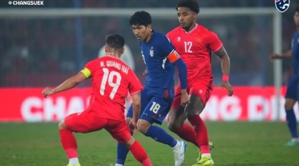 Cuplikan bentrok Vietnam vs Thailand di leg pertama final Piala AFF 2024. (Instagram/changsuek)