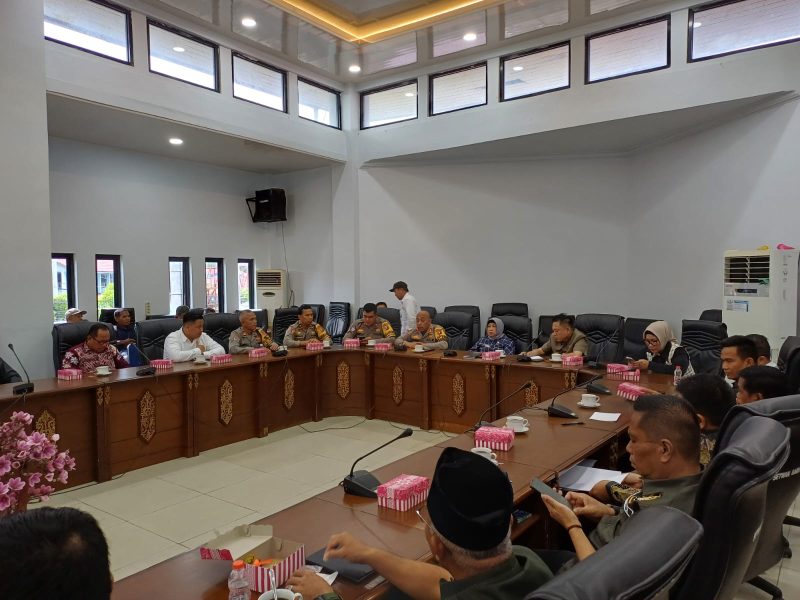 DPRD Barut bersama Kapolres dan jajaran saat silaturahmi, Senin (13/01/2025).Foto.Deni.1tulah.com