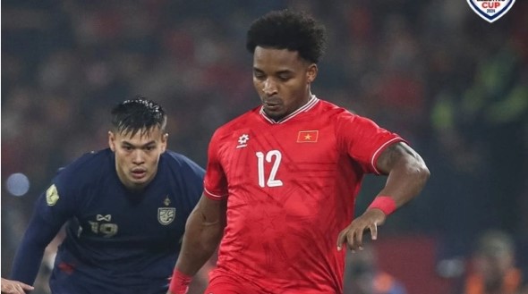 Duel Vietnam vs Thailand dalam pertandingan leg pertama final Piala AFF 2024 di Stadion Viet Tri, Vietnam, Kamis (2/1/2025) malam WIB. [Dok. IG/@aseanunitedfc]