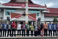 Para Asisten dan Kepala Perangkat Daerah di Linhmgkup Pemkab Barsel saat berfoto bersama usai apel gabungan ASN awal tahun 2025, bertempat di depan Kantor Bupati Barsel, Kamis (2/1/2025). Foto. Alifansyah/1tulah.com