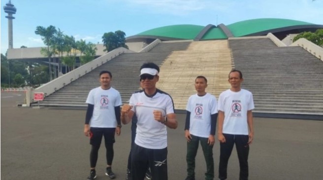 Anggota DPR RI Didik Hariyadi (kedua kiri) sebelum menunaikan janji untuk berjalan kaki dari Jakarta menuju Boyolali, Jawa Tengah, di kompleks parlemen, Senayan, Jakarta, Rabu (1/1/2025). ANTARA/HO-Dokumentasi Pribadi