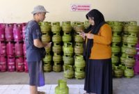 Seorang warga tengah membeli Gas LPG 3 Kg di salah satu pangkalan di Semarang. [Dok Pertamina]