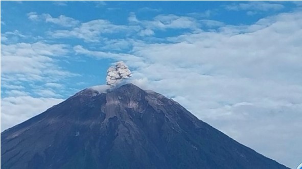 Gunung Semeru erupsi disertai letusan setinggi 700 meter di atas puncak pada Jumat (3/1/2025) pagi. (ANTARA/HO-PVMBG)