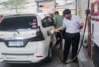 Warga melakukan pengisian bahan bakar minyak (BBM) di SPBU Pertamina, Jakarta, Jumat (22/11/2024). [Suara.com/Alfian Winanto]