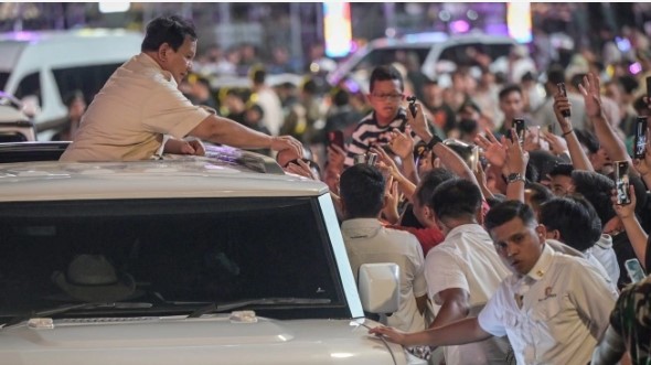 Presiden Prabowo Subianto menyapa warga dari atas mobilnya saat car free night di kawasan Bundaran