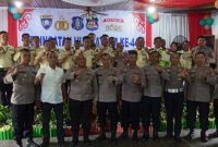 PJU Polres Barsel berfoto bersama para Satpam usai menggelar syukuran potong tumpeng dalam rangka memperingati HUT Satpam ke-44 tahun 2024, bertempat di Aula Kantor Polres lama, Rabu (8/1/2025). Foto. Alifansyah/1tulah.com