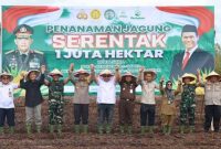 Wakil Ketua II DPRD Kalteng Muhammad Ansyari (empat dari kanan) saat mengikuti kegiatan penanaman jagung serentak.FotoLIstimewa