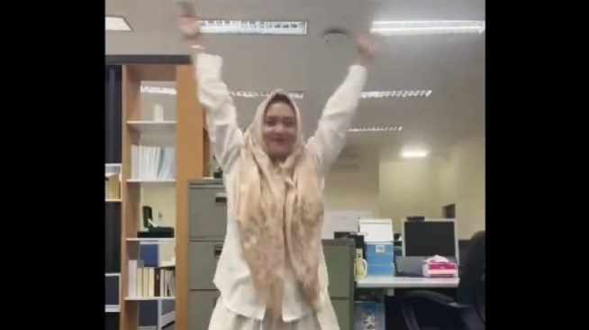 Video lawas eks Pegawai PT Timah Dwi Citra Weni pamer joget TikTok saat di kantor. (tangkapan layar/TikTok)