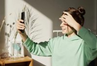 Ilustrasi orang foto selfie (pexels/Julia M Cameron)