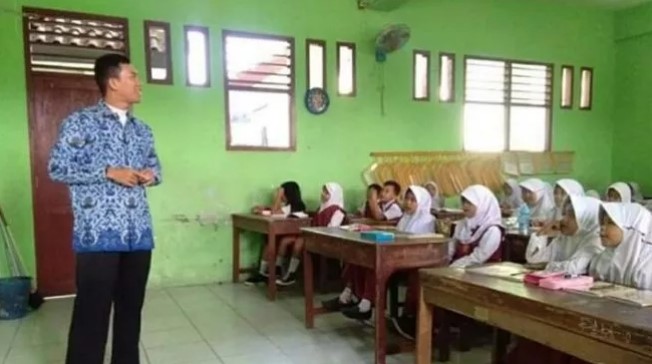 Ilustrasi guru mengajar di salah satu Sekolah Dasar (SD) di Balikpapan. [Istimewa]