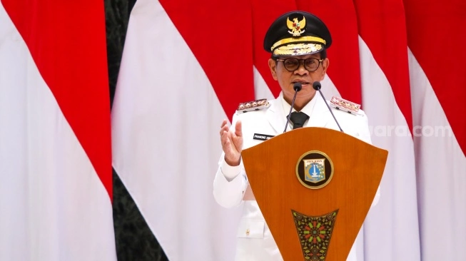 Gubernur Jakarta Pramono Anung menyampaikan pidatonya usai melakukan Serah Terima Jabatan di Jakarta, Kamis (20/2/2025). (sumber: suara.com)