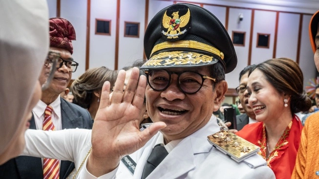 Gubernur DKI Jakarta Pramono Anung melambaikan tangan usai serah terima jabatan di Balai Kota, Jakarta, Kamis (20/2/2025) (sumber: suara.com)