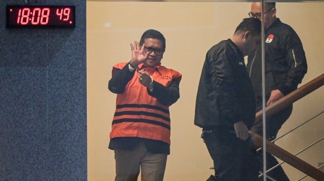 Sekjen PDI Perjuangan Hasto Kristiyanto (kiri) berjalan menuju ruang konferensi pers penahanan tersangka di Gedung Merah Putih KPK, Jakarta, Kamis (20/2/2025). [ANTARA FOTO/Fauzan/tom]
Sekjen PDI Perjuangan Hasto Kristiyanto (kiri) berjalan menuju ruang konferensi pers penahanan tersangka di Gedung Merah Putih KPK, Jakarta, Kamis (20/2/2025) (sumber: suara.com)