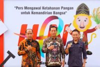Penjabat (Pj) Bupati Barito Utara (Barut), Kalteng, Muhlis, didampingi Kepala Dinas Komunikasi, Informatika, dan Persandian, Moch Ihsan, menghadiri peringatan Hari Pers Nasional (HPN) ke-78 tahun 2025 yang berlangsung di Halaman Kantor Gubernur Kalsel, Banjarbaru, Ahad, 9 Februari 2025. Foto: Diskominfosandi Barut