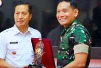 Danrem 102/Panju Panjung, Brigjen TNI Wimoko, didampingi Ketua Persit Kartika Chandra Kirana Koorcab Rem 102 PD XII/Tanjungpura Elok Wimoko, melaksanakan kunjungan kerja (kunker) ke Kodim 1013/Muara Teweh, Barito Utara (Barut), Kalteng, Rabu, 12 Februari 2025. Foto: Diskominfosandi Barut