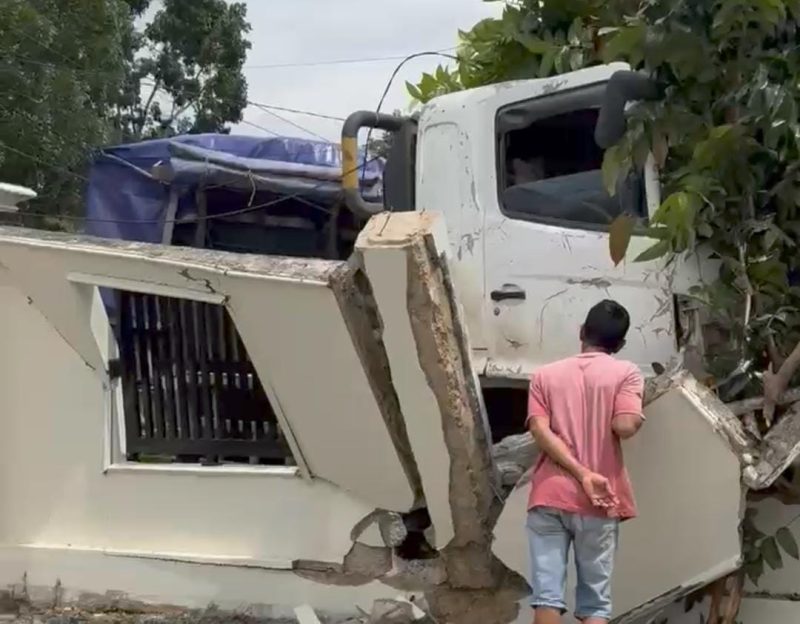 Sebuah truk trailer bermuatan mengalami kecelakaan di Tambang Ulang, Tanah Laut, Kalsel Pada siang hari, Jum’at, 14 Februari 2025. Foto: Grup WhatsApp