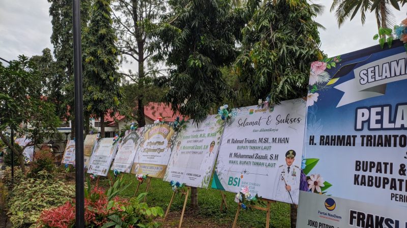Terdapat sekitar puluhan karangan bunga dan ucapan selamat tersusun rapi di halaman Kantor Bupati Tala yang ditujukan kepada H Rahmat Trianto dan H Muhammad Zazuli yang resmi dilantik sebagai Bupati dan Wakil Bupati Tanah Laut, Kamis, 20 Februari 2025. Foto: M Lutfi Ashidiqi/1tulah.com