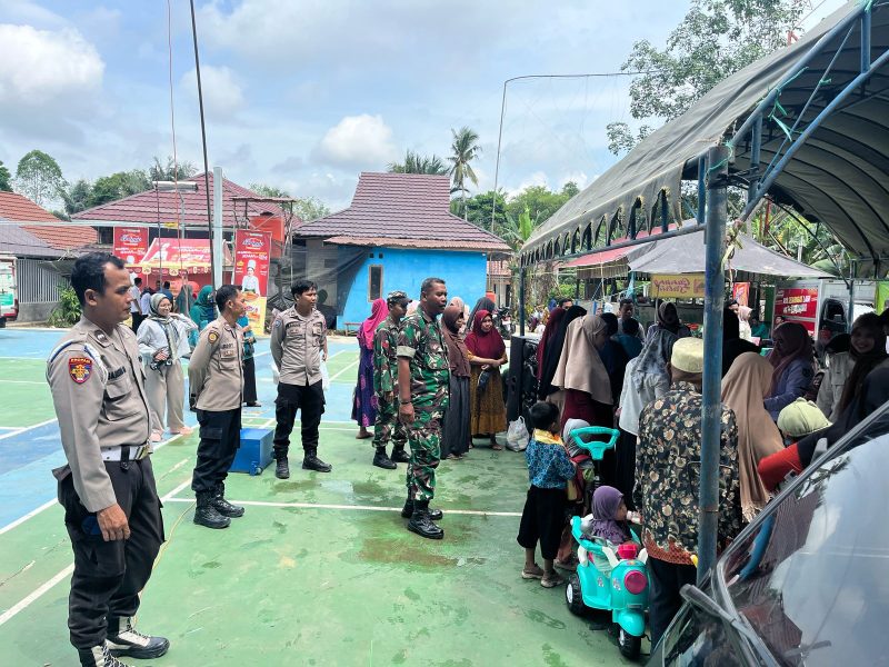 Babinsa Koramil 1001-05/Lampihong, Kodim 1001/HSU-BLG, Serda Sugeng Riyadi, bersama sejumlah personel Polsek Lampihong, saat memantau jalannya operasi pasar murah, yang diadakan Disperindag Balangan, di Desa Lajar, Kecamatan Lampihong. Foto: Pendim 1001/HSU-BLG