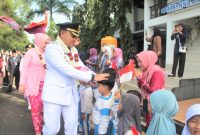 Masyarakat, para ASN, staf puskesmas, guru hingga anak-anak TK menyambut kedatangan Bupati Tanah Laut H Rahmat Trianto dan Wabup H Muhammad Zazuli yang merupakan sosok pemimpin baru di kabupaten ini. Foto: M Lutfi Ashidiqi/1tulah.com