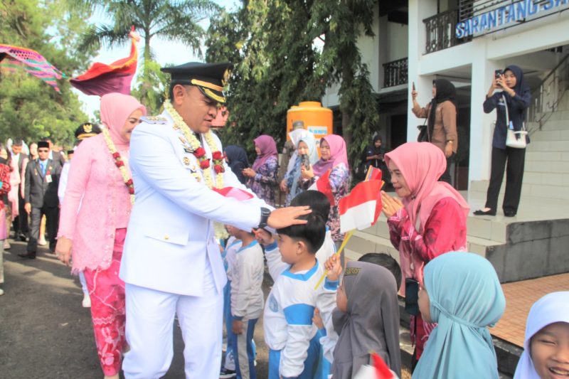 Masyarakat, para ASN, staf puskesmas, guru hingga anak-anak TK menyambut kedatangan Bupati Tanah Laut H Rahmat Trianto dan Wabup H Muhammad Zazuli yang merupakan sosok pemimpin baru di kabupaten ini. Foto: M Lutfi Ashidiqi/1tulah.com