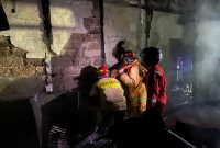 Kebakaran terjadi di Desa Kandui, RT 04, Kecamatan Gunung Timang, Kabupaten Barito Utara (Barut), Kalteng, meluluhlantakkan harta benda milik warga bernama Merliano atau Ilham, Sabtu dini hari, 22 Februari 2025. Foto: Disdamkarmat Barut