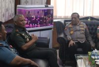 Pangdam VI/Mulawarman, Mayjen TNI Rudy Rachmat Nugraha, bersama Kapolda Kalimantan Utara, Irjen Pol Hary Sudwijanto, duduk bersama, untuk menyelesaikan masalah secara profesional, pasca-insiden Tarakan. Foto: Pendam VI/Mlw