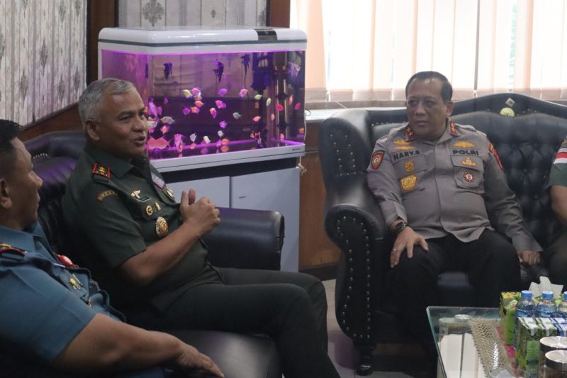Pangdam VI/Mulawarman, Mayjen TNI Rudy Rachmat Nugraha, bersama Kapolda Kalimantan Utara, Irjen Pol Hary Sudwijanto, duduk bersama, untuk menyelesaikan masalah secara profesional, pasca-insiden Tarakan. Foto: Pendam VI/Mlw