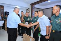 Dandim 1001/HSU-BLG, Letkol Kav Gunantyo Ady Wiryawan, saat mendampingi prajuritnya, usai menerima penghargaan, sambil berjabat tangan dengan Pangdam VI/Mulawarman, Mayor Jenderal TNI Rudy Rachmat Nugraha. Foto: Pendim 1001/HSU-BLG