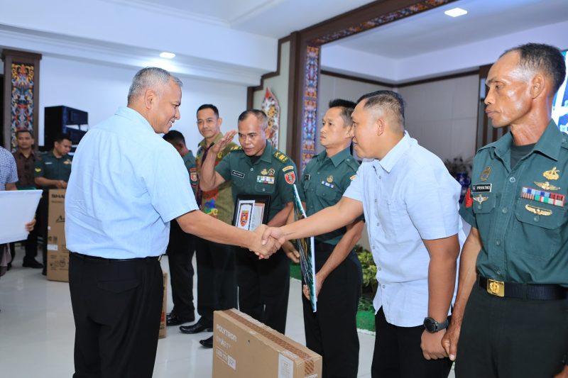 Dandim 1001/HSU-BLG, Letkol Kav Gunantyo Ady Wiryawan, saat mendampingi prajuritnya, usai menerima penghargaan, sambil berjabat tangan dengan Pangdam VI/Mulawarman, Mayor Jenderal TNI Rudy Rachmat Nugraha. Foto: Pendim 1001/HSU-BLG