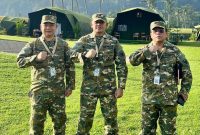 Bupati Tanah Laut (Tala), H Rahmat Trianto (tengah) bersama Bupati Ketapang Alexander Wilyo (kiri) di hari ketujuh dalam kegiatan retret kepala daerah di Akmil Magelang, mendapatkan pembekalan dari sejumlah tokoh nasional, Kamis (27/2/2025). Foto: dok. Pribadi Bupati Rahmat untuk 1tulah.com