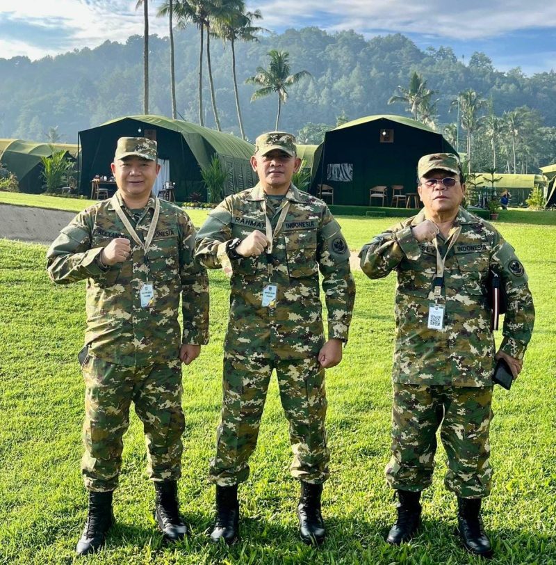 Bupati Tanah Laut (Tala), H Rahmat Trianto (tengah) bersama Bupati Ketapang Alexander Wilyo (kiri) di hari ketujuh dalam kegiatan retret kepala daerah di Akmil Magelang, mendapatkan pembekalan dari sejumlah tokoh nasional, Kamis (27/2/2025). Foto: dok. Pribadi Bupati Rahmat untuk 1tulah.com