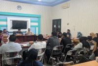 Plt Kepala Dinas Koperasi, Usaha Mikro dan Perdagangan (Diskopdag) Kabupaten Tanah Laut (Tala), Totom Wahyudi, memanggil 12 agen elpiji 3 Kg untuk menggelar rapat bersama, terkait kesulitan dan mahalnya, masyarakat memperoleh gas subsidi di pangkalan pada Kamis, 27 Februari 2025. Foto: M Lutfi Ashidiqi/1tulah.com