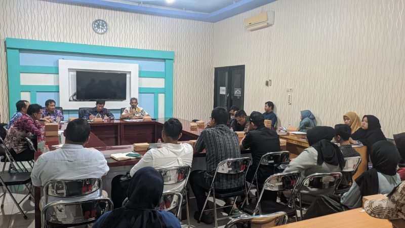 Plt Kepala Dinas Koperasi, Usaha Mikro dan Perdagangan (Diskopdag) Kabupaten Tanah Laut (Tala), Totom Wahyudi, memanggil 12 agen elpiji 3 Kg untuk menggelar rapat bersama, terkait kesulitan dan mahalnya, masyarakat memperoleh gas subsidi di pangkalan pada Kamis, 27 Februari 2025. Foto: M Lutfi Ashidiqi/1tulah.com