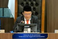Tangkapan Layar - Anggota DKPP J Kristiadi membacakan putusan sidang etik KPU Banjarbaru, di Ruang Sidang Utama DKPP, Jakarta, Jum’at, 28 Februari 2025. Foto: YouTube DKPP