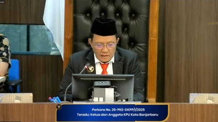Tangkapan Layar - Anggota DKPP J Kristiadi membacakan putusan sidang etik KPU Banjarbaru, di Ruang Sidang Utama DKPP, Jakarta, Jum’at, 28 Februari 2025. Foto: YouTube DKPP