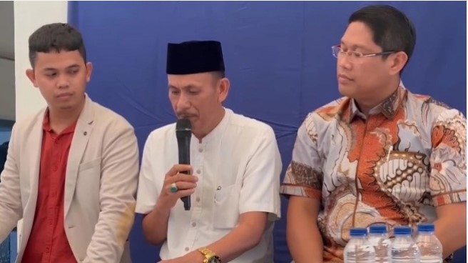 Kades Kohod Arsin (tengah) memberikan keterangan pers terkait kasus pemalsuan SHGB/SHM pagar laut di Tangerang, Jumat. [ANTARA Foto/Azmi]