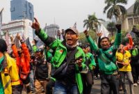 Massa pengemudi ojek online atau ojek daring berunjuk rasa di kawasan Patung Kuda, Jakarta, Kamis (29/8/2024). [Suara.com/Alfian Winanto]