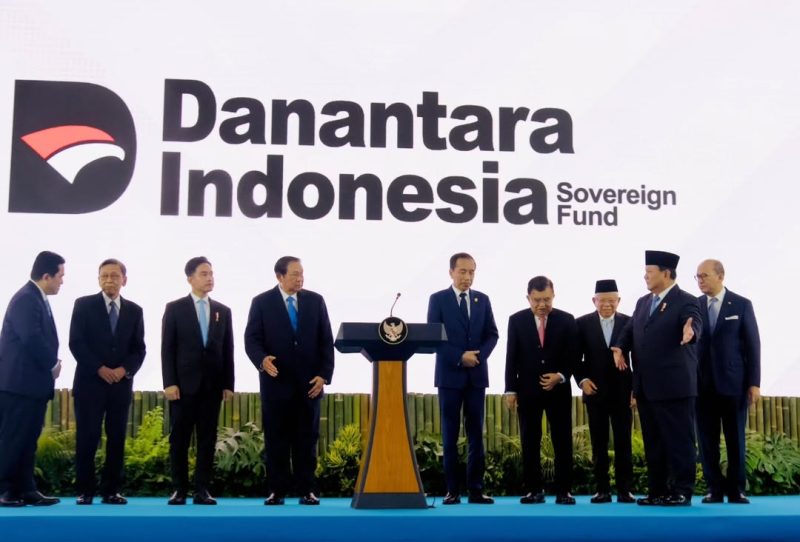 Presiden Prabowo Subianto didampingi oleh Presiden ke-6 Susilo Bambang Yudhoyono (SBY) dan Presiden ke-7 Joko Widodo, meluncurkan Danantara di Halaman Istana Negara, Jakarta, Senin (24/2/2025). Instagram @sekretariat.kabinet