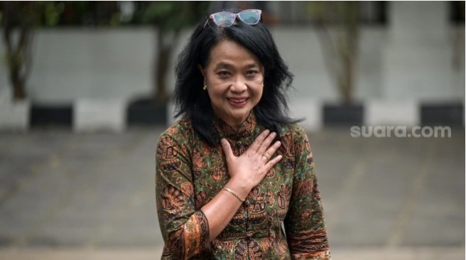 Direktur Jenderal Cipta Karya Kementerian PUPR Diana Kusumastuti menyapa wartawan setibanya di kediaman Presiden Terpilih Prabowo Subianto di Jalan Kertanegara, Jakarta Selatan, Selasa (15/10/2024). [ANTARA FOTO/Muhammad Ramdan/YU]